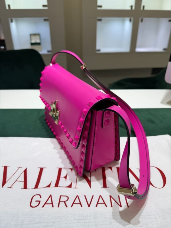 Valentino Garavani Rockstud Shoulder Bag fucsia neon