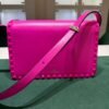 Valentino Garavani Rockstud Shoulder Bag fucsia neon
