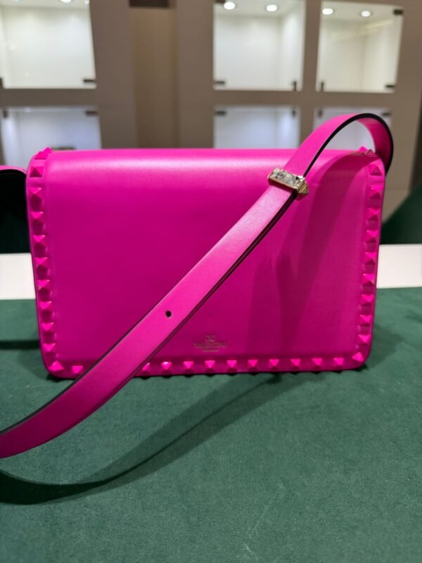 Valentino Garavani Rockstud Shoulder Bag fucsia neon