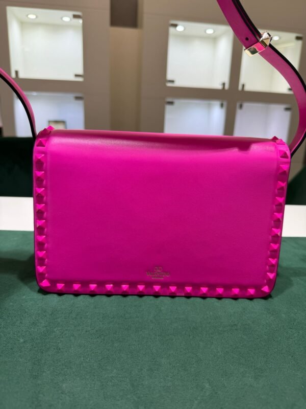 Valentino Garavani Rockstud Shoulder Bag fucsia neon
