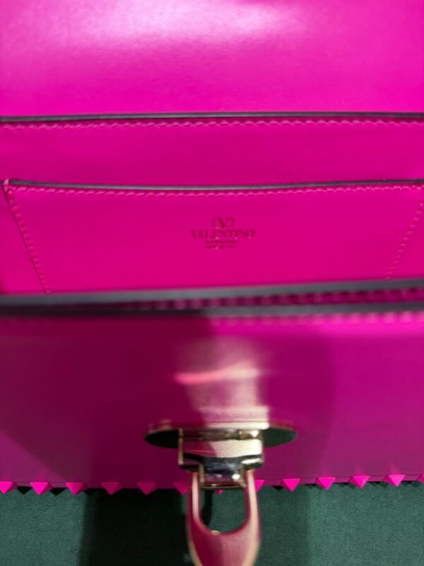 Valentino Garavani Rockstud Shoulder Bag fucsia neon