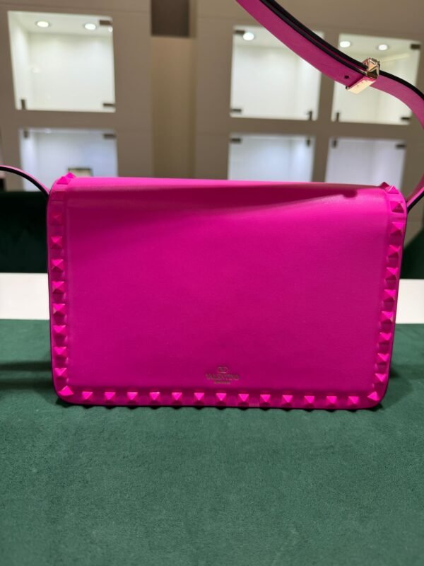 Valentino Garavani Rockstud Shoulder Bag fucsia neon