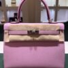 Herm&egrave;s Kelly 25 Sellier Nuova 2026 stampa G in pelle Epsom colore mauve sylvestre ( rosa ) con hardware palladio con tutti gli adesivi di protezione dell&rsquo;imballaggio e dell&rsquo;hardware.