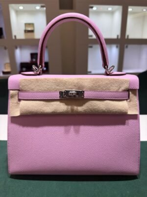 Herm&egrave;s Kelly 25 Sellier Nuova 2026 stampa G in pelle Epsom colore mauve sylvestre ( rosa ) con hardware palladio con tutti gli adesivi di protezione dell&rsquo;imballaggio e dell&rsquo;hardware.