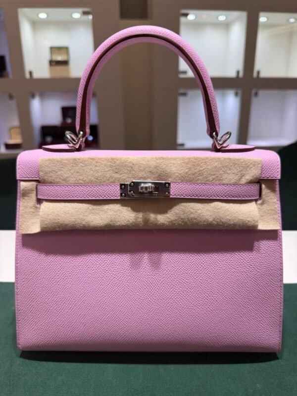 Herm&egrave;s Kelly 25 Sellier Nuova 2026 stampa G in pelle Epsom colore mauve sylvestre ( rosa ) con hardware palladio con tutti gli adesivi di protezione dell&rsquo;imballaggio e dell&rsquo;hardware.
