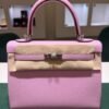 Herm&egrave;s Kelly 25 Sellier Nuova 2026 stampa G in pelle Epsom colore mauve sylvestre ( rosa ) con hardware palladio con tutti gli adesivi di protezione dell&rsquo;imballaggio e dell&rsquo;hardware.