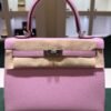 Herm&egrave;s Kelly 25 Sellier Nuova 2026 stampa G in pelle Epsom colore mauve sylvestre ( rosa ) con hardware palladio con tutti gli adesivi di protezione dell&rsquo;imballaggio e dell&rsquo;hardware.