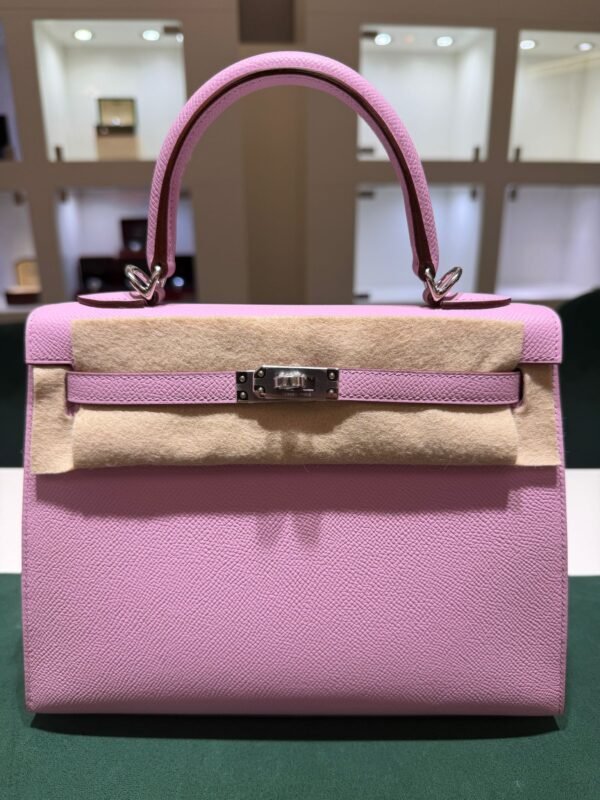 Herm&egrave;s Kelly 25 Sellier Nuova 2026 stampa G in pelle Epsom colore mauve sylvestre ( rosa ) con hardware palladio con tutti gli adesivi di protezione dell&rsquo;imballaggio e dell&rsquo;hardware.