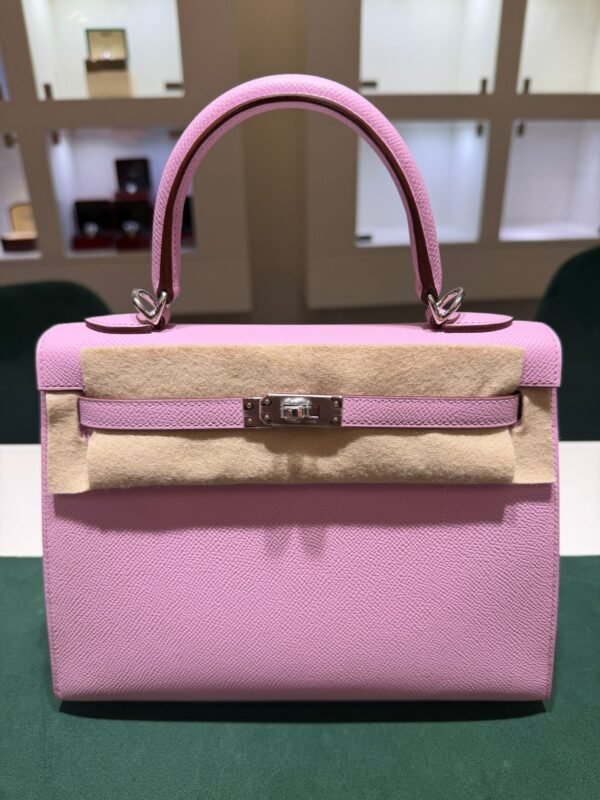 Herm&egrave;s Kelly 25 Sellier Nuova 2026 stampa G in pelle Epsom colore mauve sylvestre ( rosa ) con hardware palladio con tutti gli adesivi di protezione dell&rsquo;imballaggio e dell&rsquo;hardware.