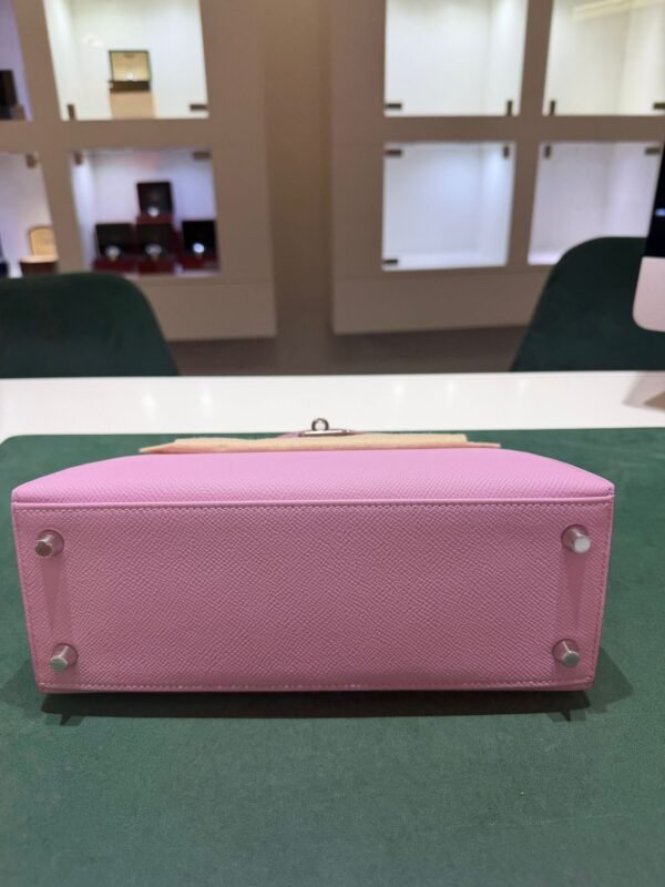 Herm&egrave;s Kelly 25 Sellier Nuova 2026 stampa G in pelle Epsom colore mauve sylvestre ( rosa ) con hardware palladio con tutti gli adesivi di protezione dell&rsquo;imballaggio e dell&rsquo;hardware.