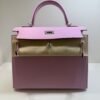 Herm&egrave;s Kelly 25 Sellier Nuova 2026 stampa G in pelle Epsom colore mauve sylvestre ( rosa ) con hardware palladio con tutti gli adesivi di protezione dell&rsquo;imballaggio e dell&rsquo;hardware.
