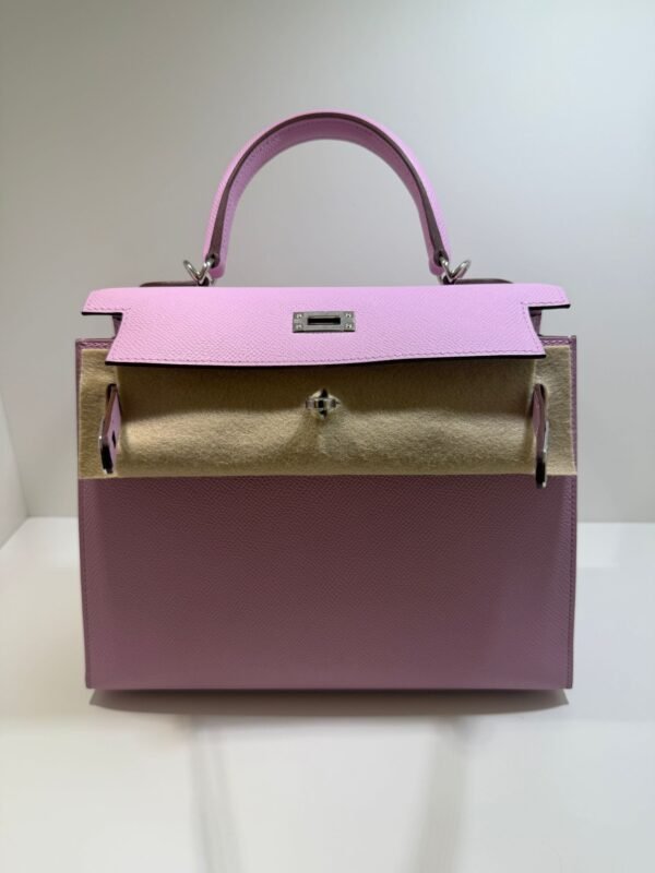 Herm&egrave;s Kelly 25 Sellier Nuova 2026 stampa G in pelle Epsom colore mauve sylvestre ( rosa ) con hardware palladio con tutti gli adesivi di protezione dell&rsquo;imballaggio e dell&rsquo;hardware.