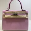 Herm&egrave;s Kelly 25 Sellier Nuova 2026 stampa G in pelle Epsom colore mauve sylvestre ( rosa ) con hardware palladio con tutti gli adesivi di protezione dell&rsquo;imballaggio e dell&rsquo;hardware.