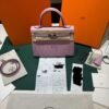 Herm&egrave;s Kelly 25 Sellier Nuova 2026 stampa G in pelle Epsom colore mauve sylvestre ( rosa ) con hardware palladio con tutti gli adesivi di protezione dell&rsquo;imballaggio e dell&rsquo;hardware.