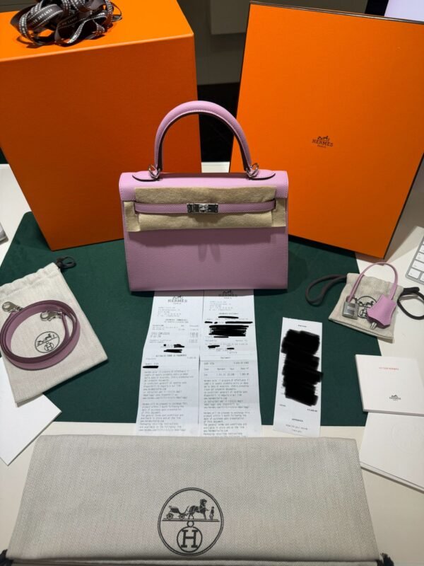 Herm&egrave;s Kelly 25 Sellier Nuova 2026 stampa G in pelle Epsom colore mauve sylvestre ( rosa ) con hardware palladio con tutti gli adesivi di protezione dell&rsquo;imballaggio e dell&rsquo;hardware.