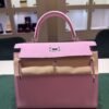 Herm&egrave;s Kelly 25 Sellier Nuova 2026 stampa G in pelle Epsom colore mauve sylvestre ( rosa ) con hardware palladio con tutti gli adesivi di protezione dell&rsquo;imballaggio e dell&rsquo;hardware.