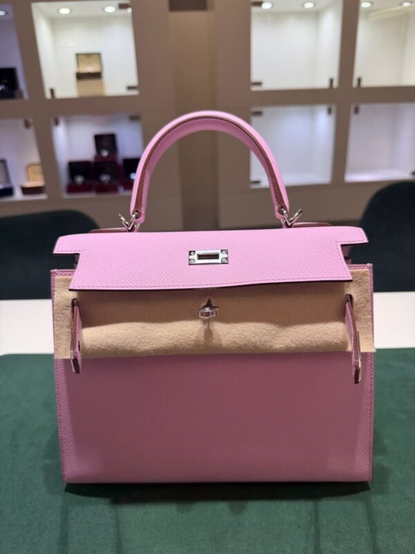 Herm&egrave;s Kelly 25 Sellier Nuova 2026 stampa G in pelle Epsom colore mauve sylvestre ( rosa ) con hardware palladio con tutti gli adesivi di protezione dell&rsquo;imballaggio e dell&rsquo;hardware.