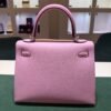 Herm&egrave;s Kelly 25 Sellier Nuova 2026 stampa G in pelle Epsom colore mauve sylvestre ( rosa ) con hardware palladio con tutti gli adesivi di protezione dell&rsquo;imballaggio e dell&rsquo;hardware.