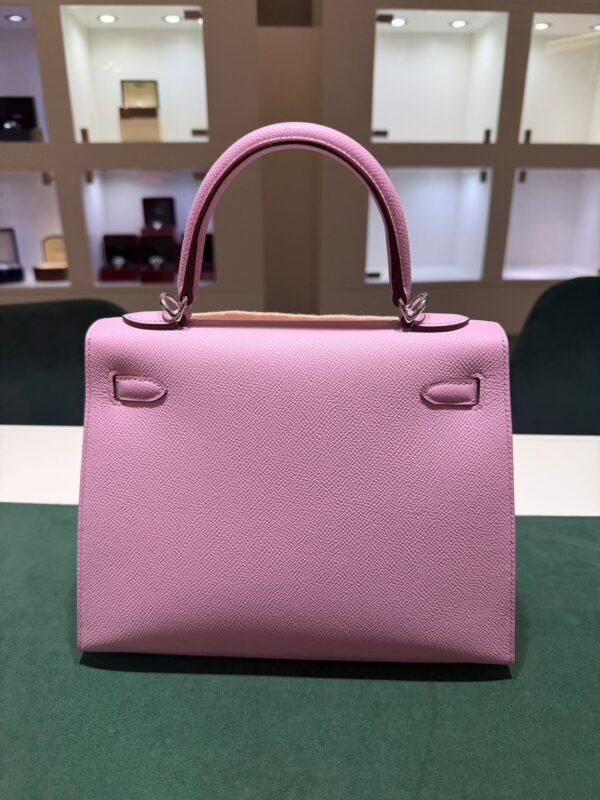 Herm&egrave;s Kelly 25 Sellier Nuova 2026 stampa G in pelle Epsom colore mauve sylvestre ( rosa ) con hardware palladio con tutti gli adesivi di protezione dell&rsquo;imballaggio e dell&rsquo;hardware.