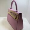 Herm&egrave;s Kelly 25 Sellier Nuova 2026 stampa G in pelle Epsom colore mauve sylvestre ( rosa ) con hardware palladio con tutti gli adesivi di protezione dell&rsquo;imballaggio e dell&rsquo;hardware.