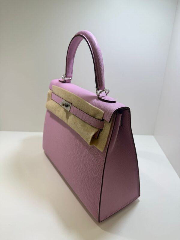 Herm&egrave;s Kelly 25 Sellier Nuova 2026 stampa G in pelle Epsom colore mauve sylvestre ( rosa ) con hardware palladio con tutti gli adesivi di protezione dell&rsquo;imballaggio e dell&rsquo;hardware.