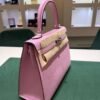 Herm&egrave;s Kelly 25 Sellier Nuova 2026 stampa G in pelle Epsom colore mauve sylvestre ( rosa ) con hardware palladio con tutti gli adesivi di protezione dell&rsquo;imballaggio e dell&rsquo;hardware.