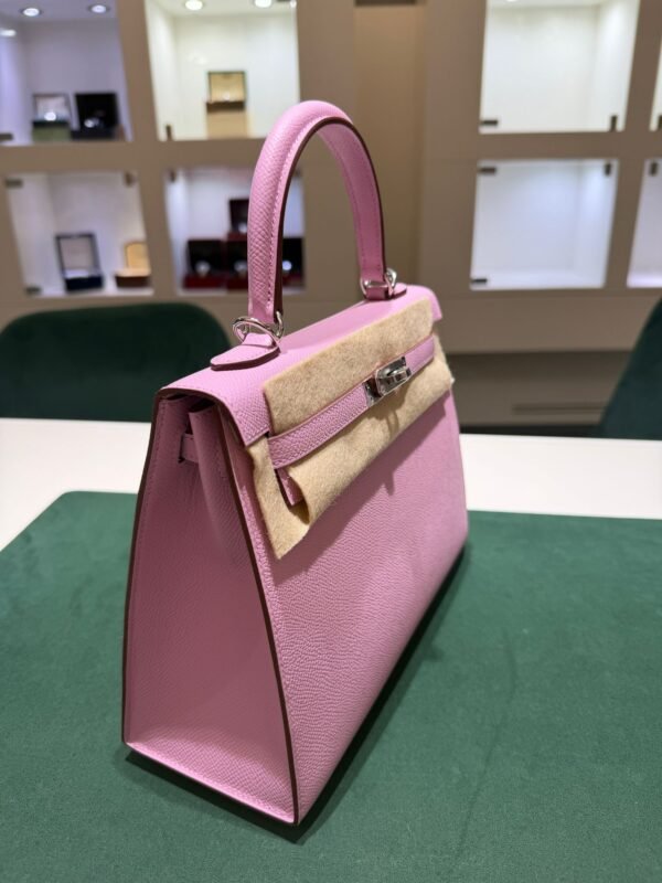 Herm&egrave;s Kelly 25 Sellier Nuova 2026 stampa G in pelle Epsom colore mauve sylvestre ( rosa ) con hardware palladio con tutti gli adesivi di protezione dell&rsquo;imballaggio e dell&rsquo;hardware.
