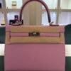Herm&egrave;s Kelly 25 Sellier Nuova 2026 stampa G in pelle Epsom colore mauve sylvestre ( rosa ) con hardware palladio con tutti gli adesivi di protezione dell&rsquo;imballaggio e dell&rsquo;hardware.