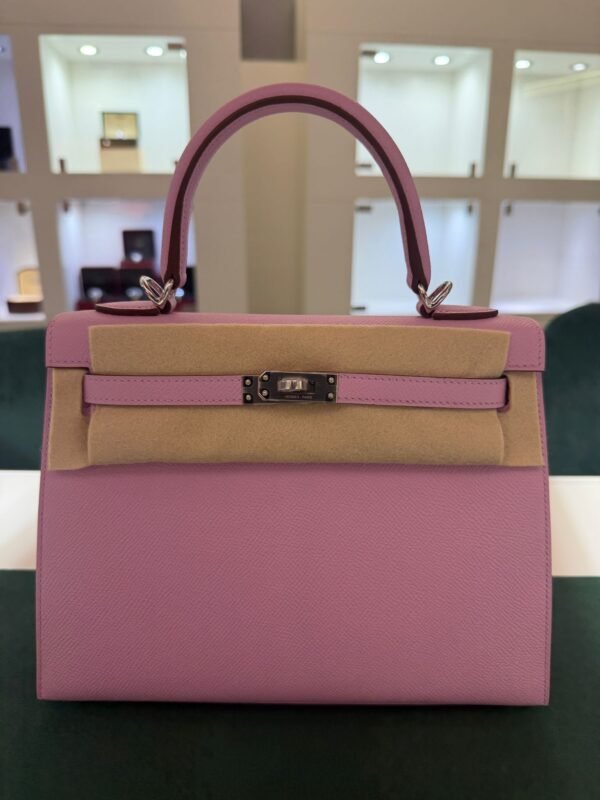 Herm&egrave;s Kelly 25 Sellier Nuova 2026 stampa G in pelle Epsom colore mauve sylvestre ( rosa ) con hardware palladio con tutti gli adesivi di protezione dell&rsquo;imballaggio e dell&rsquo;hardware.