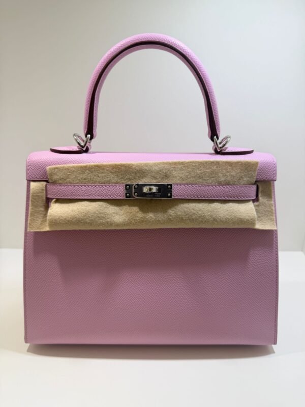 Herm&egrave;s Kelly 25 Sellier Nuova 2026 stampa G in pelle Epsom colore mauve sylvestre ( rosa ) con hardware palladio con tutti gli adesivi di protezione dell&rsquo;imballaggio e dell&rsquo;hardware.