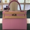 Herm&egrave;s Kelly 25 Sellier Nuova 2026 stampa G in pelle Epsom colore mauve sylvestre ( rosa ) con hardware palladio con tutti gli adesivi di protezione dell&rsquo;imballaggio e dell&rsquo;hardware.