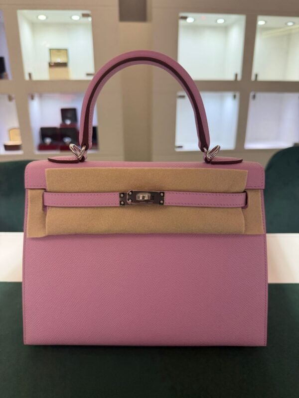 Herm&egrave;s Kelly 25 Sellier Nuova 2026 stampa G in pelle Epsom colore mauve sylvestre ( rosa ) con hardware palladio con tutti gli adesivi di protezione dell&rsquo;imballaggio e dell&rsquo;hardware.