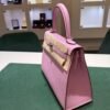 Herm&egrave;s Kelly 25 Sellier Nuova 2026 stampa G in pelle Epsom colore mauve sylvestre ( rosa ) con hardware palladio con tutti gli adesivi di protezione dell&rsquo;imballaggio e dell&rsquo;hardware.