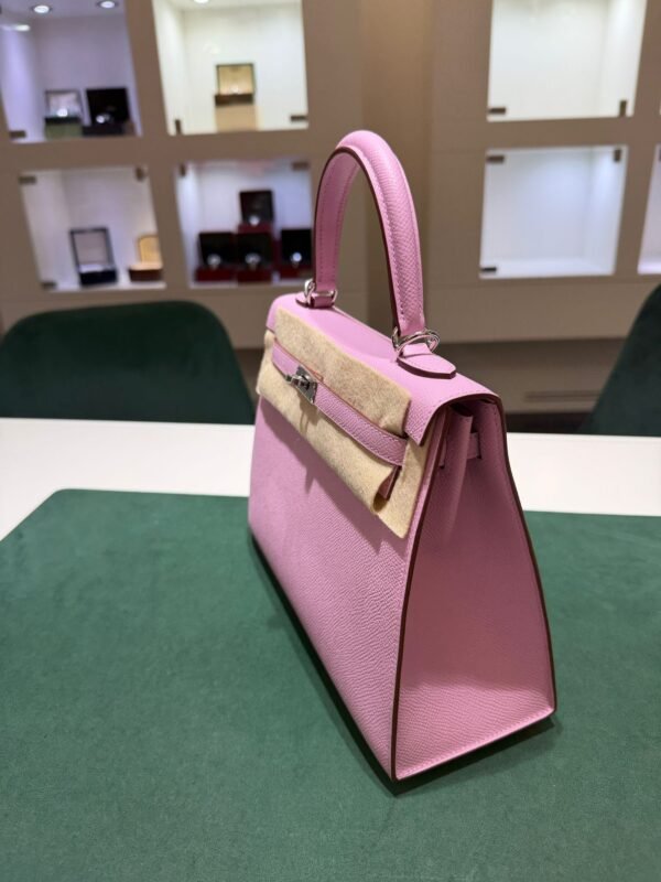 Herm&egrave;s Kelly 25 Sellier Nuova 2026 stampa G in pelle Epsom colore mauve sylvestre ( rosa ) con hardware palladio con tutti gli adesivi di protezione dell&rsquo;imballaggio e dell&rsquo;hardware.