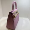 Herm&egrave;s Kelly 25 Sellier Nuova 2026 stampa G in pelle Epsom colore mauve sylvestre ( rosa ) con hardware palladio con tutti gli adesivi di protezione dell&rsquo;imballaggio e dell&rsquo;hardware.