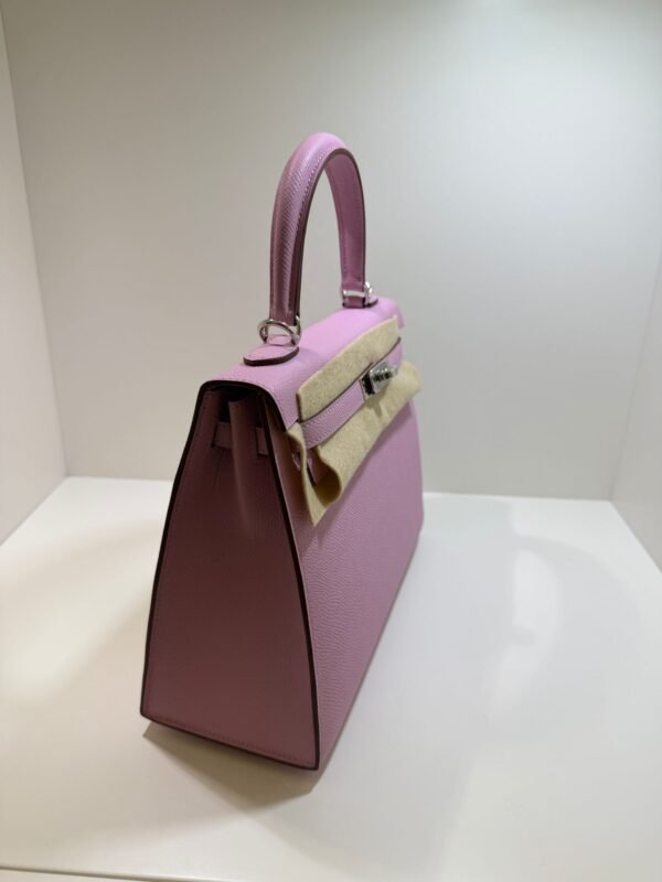 Herm&egrave;s Kelly 25 Sellier Nuova 2026 stampa G in pelle Epsom colore mauve sylvestre ( rosa ) con hardware palladio con tutti gli adesivi di protezione dell&rsquo;imballaggio e dell&rsquo;hardware.