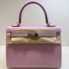 Herm&egrave;s Kelly 25 Sellier Nuova 2026 stampa G in pelle Epsom colore mauve sylvestre ( rosa ) con hardware palladio con tutti gli adesivi di protezione dell&rsquo;imballaggio e dell&rsquo;hardware.