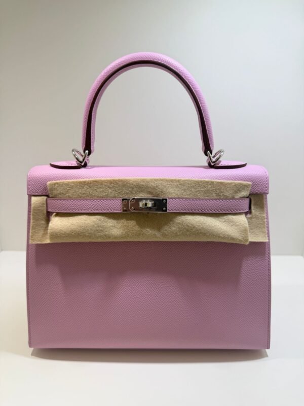 Herm&egrave;s Kelly 25 Sellier Nuova 2026 stampa G in pelle Epsom colore mauve sylvestre ( rosa ) con hardware palladio con tutti gli adesivi di protezione dell&rsquo;imballaggio e dell&rsquo;hardware.