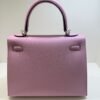 Herm&egrave;s Kelly 25 Sellier Nuova 2026 stampa G in pelle Epsom colore mauve sylvestre ( rosa ) con hardware palladio con tutti gli adesivi di protezione dell&rsquo;imballaggio e dell&rsquo;hardware.