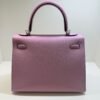 Herm&egrave;s Kelly 25 Sellier Nuova 2026 stampa G in pelle Epsom colore mauve sylvestre ( rosa ) con hardware palladio con tutti gli adesivi di protezione dell&rsquo;imballaggio e dell&rsquo;hardware.