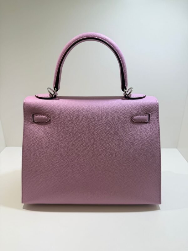 Herm&egrave;s Kelly 25 Sellier Nuova 2026 stampa G in pelle Epsom colore mauve sylvestre ( rosa ) con hardware palladio con tutti gli adesivi di protezione dell&rsquo;imballaggio e dell&rsquo;hardware.