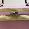 Herm&egrave;s Kelly 25 Sellier Nuova 2026 stampa G in pelle Epsom colore mauve sylvestre ( rosa ) con hardware palladio con tutti gli adesivi di protezione dell&rsquo;imballaggio e dell&rsquo;hardware.