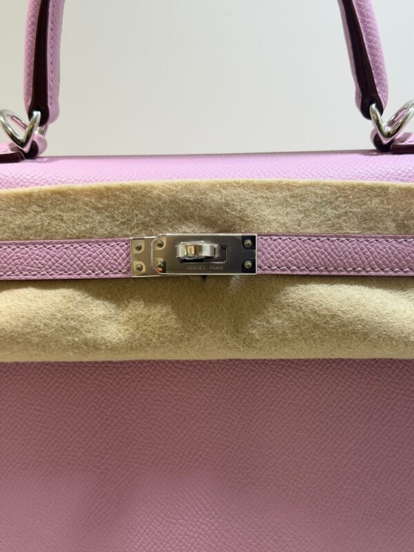 Herm&egrave;s Kelly 25 Sellier Nuova 2026 stampa G in pelle Epsom colore mauve sylvestre ( rosa ) con hardware palladio con tutti gli adesivi di protezione dell&rsquo;imballaggio e dell&rsquo;hardware.
