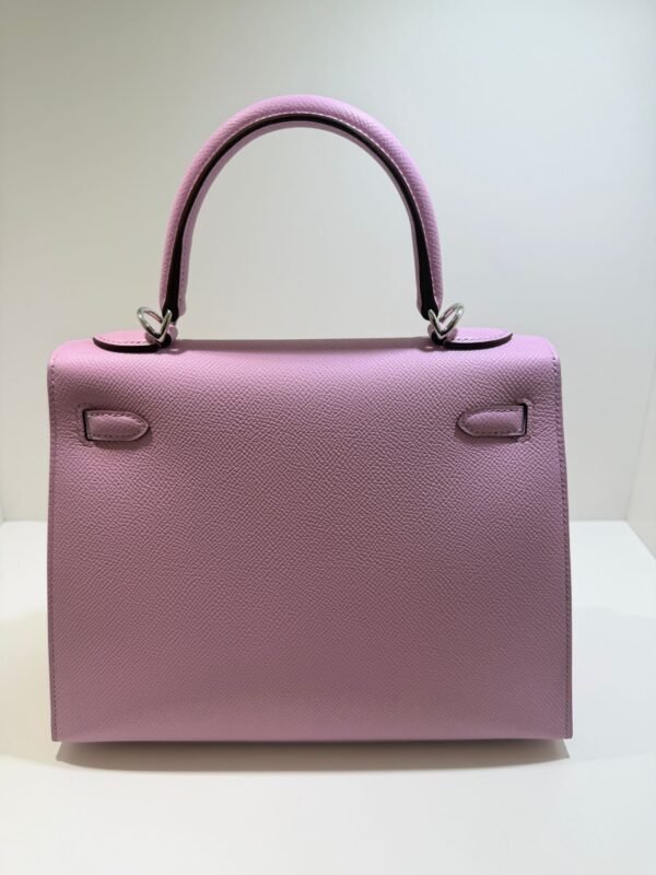 Herm&egrave;s Kelly 25 Sellier Nuova 2026 stampa G in pelle Epsom colore mauve sylvestre ( rosa ) con hardware palladio con tutti gli adesivi di protezione dell&rsquo;imballaggio e dell&rsquo;hardware.