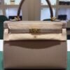 Herm&egrave;s Kelly 25 Sellier Nuova 2026 stampa G in pelle Epsom colore Etoupe con hardware dorato con tutti gli adesivi di protezione dell&rsquo;imballaggio e dell&rsquo;hardware.