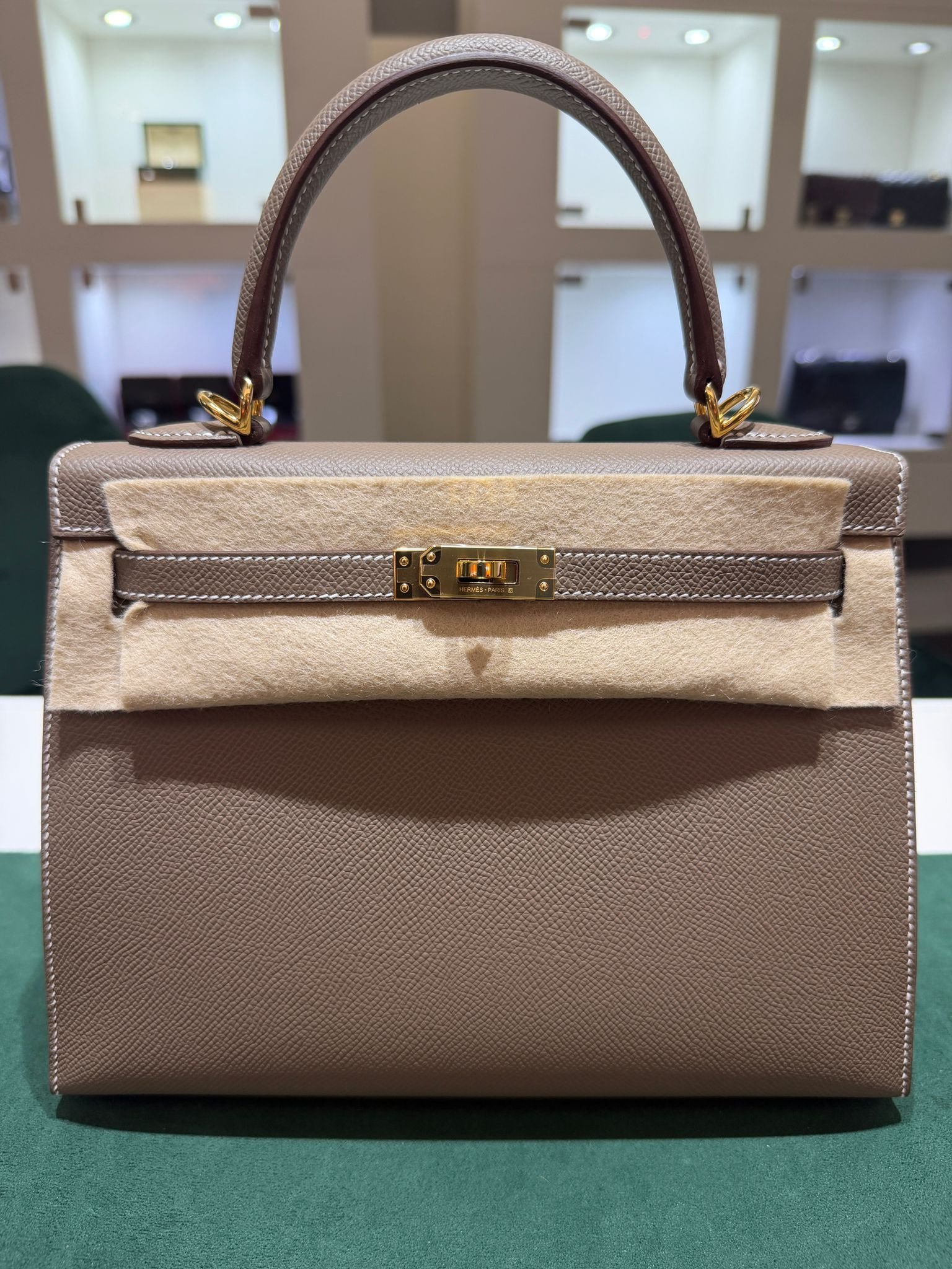 Hermès Kelly 25 Sellier Nuova 2026 stampa G in pelle Epsom colore Etoupe con hardware dorato con tutti gli adesivi di protezione dell’imballaggio e dell’hardware.