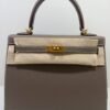 Herm&egrave;s Kelly 25 Sellier Nuova 2026 stampa G in pelle Epsom colore Etoupe con hardware dorato con tutti gli adesivi di protezione dell&rsquo;imballaggio e dell&rsquo;hardware.