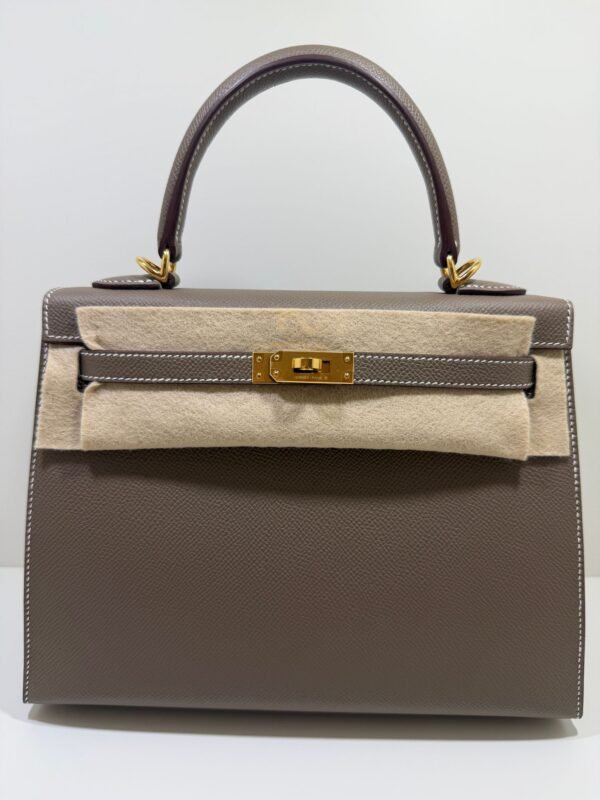 Herm&egrave;s Kelly 25 Sellier Nuova 2026 stampa G in pelle Epsom colore Etoupe con hardware dorato con tutti gli adesivi di protezione dell&rsquo;imballaggio e dell&rsquo;hardware.