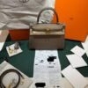 Herm&egrave;s Kelly 25 Sellier Nuova 2026 stampa G in pelle Epsom colore Etoupe con hardware dorato con tutti gli adesivi di protezione dell&rsquo;imballaggio e dell&rsquo;hardware.