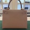 Herm&egrave;s Kelly 25 Sellier Nuova 2026 stampa G in pelle Epsom colore Etoupe con hardware dorato con tutti gli adesivi di protezione dell&rsquo;imballaggio e dell&rsquo;hardware.
